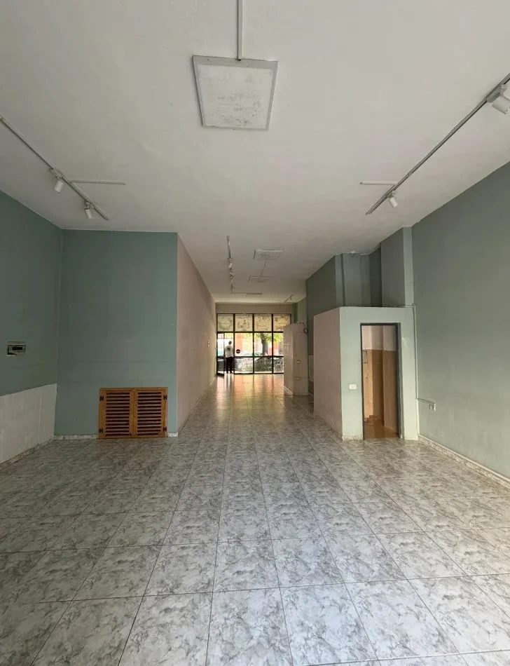Tirane, jepet me qera ambjent biznesi Kati 0, 82 m² 800 € (MEDRESE)