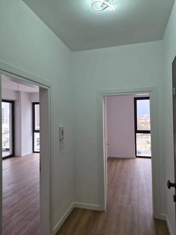 Tirane, jepet me qera zyre Kati 3, 65 m² 550 € (LAPRAKE)