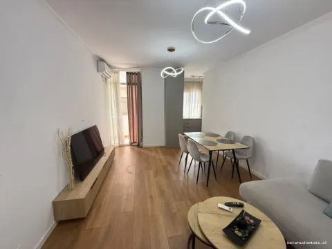 Tirane, jepet me qera apartament 2+1+Ballkon Kati 4, 95 m² 730 € (Rruga e Dibres)