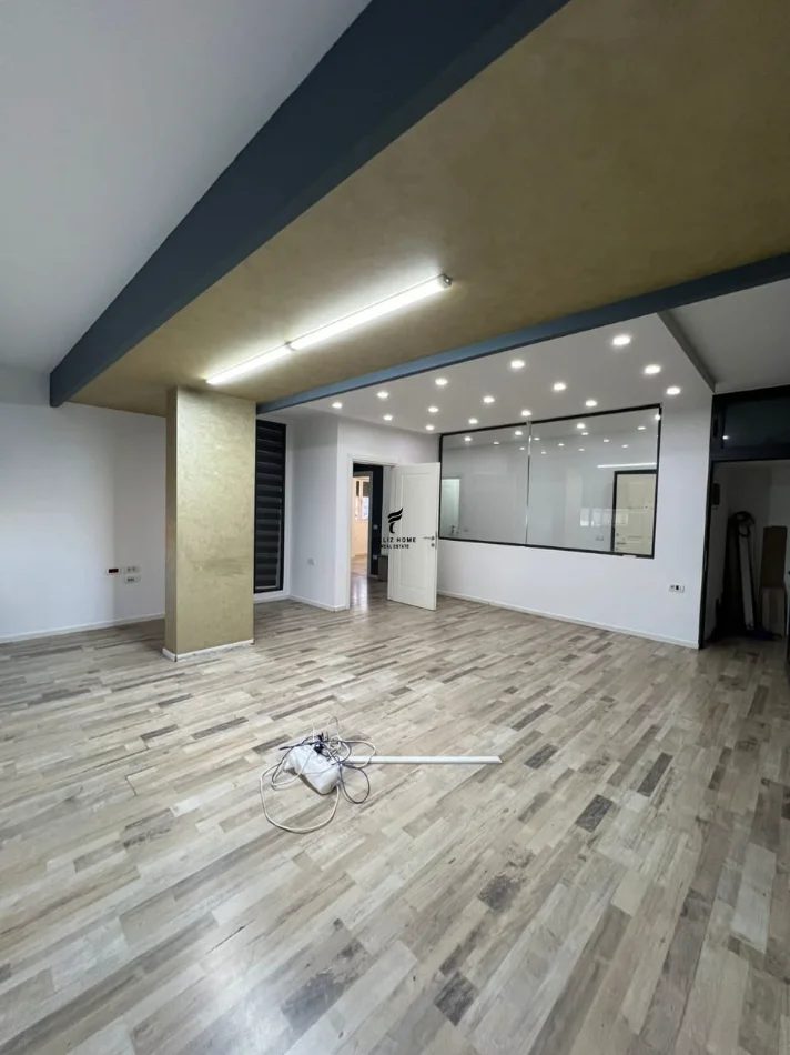 Tirane, jepet me qera zyre Kati 4, 110 m² 1.400 € (SHESHI WILLSON)