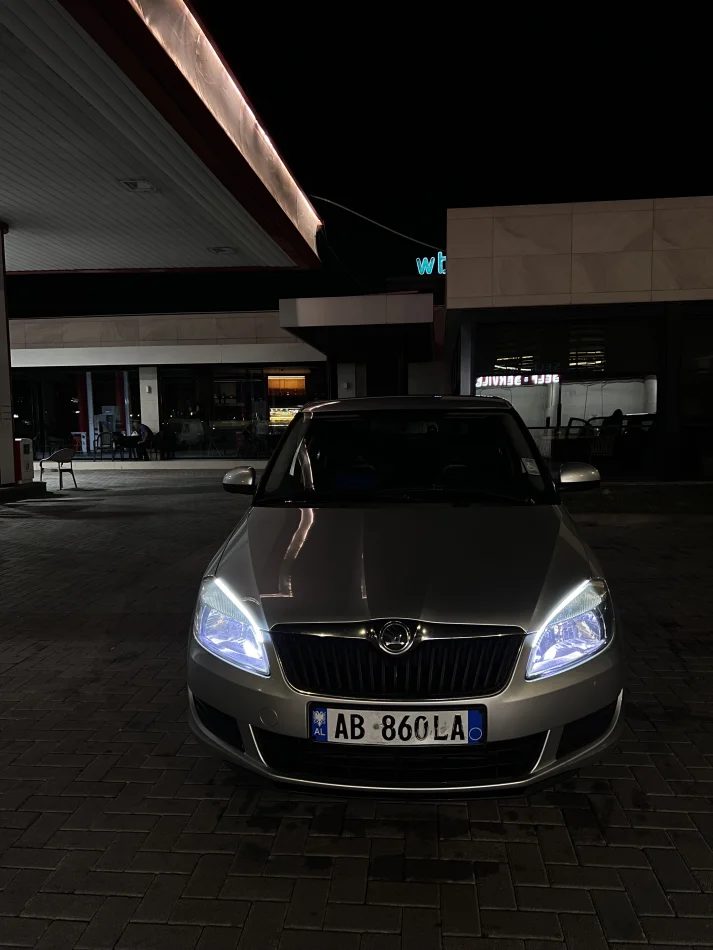 Tirane, shitet makine skoda Fabia Nafte, gri e erret manuale Kondicioner 326.000 km 3.600 €