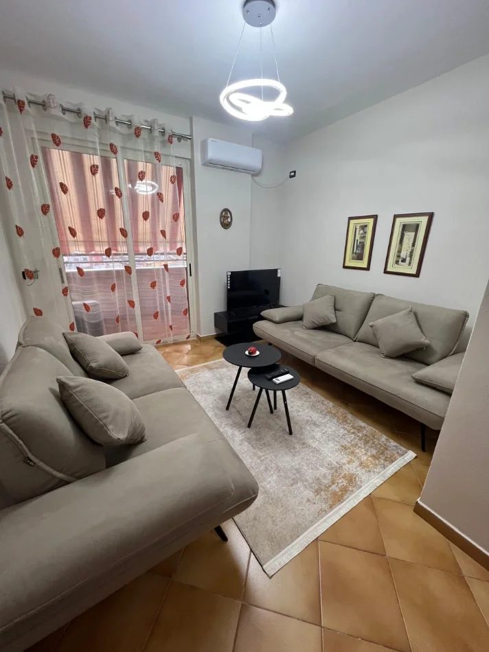 Tirane, jepet me qera apartament 1+1+Ballkon Kati 6, 65 m² 650 € (Blloku/Rruga Sami Frasheri)