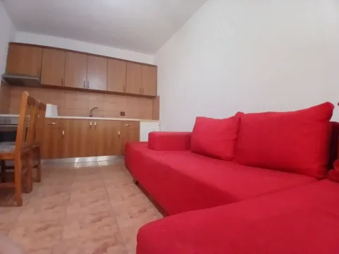 Tirane, jepet me qera apartament 1+1 Kati 1, 70 m² 400 € (Eri petrol)