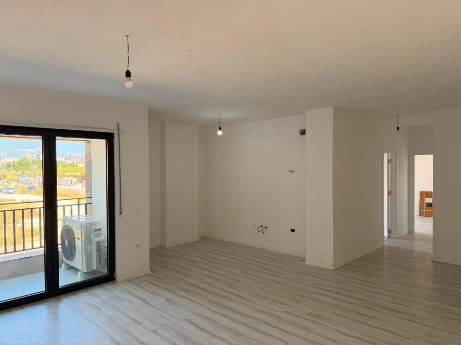Tirane, jepet me qera zyre Kati 1, 105 m² 800 € (BULEVARDI I RI)