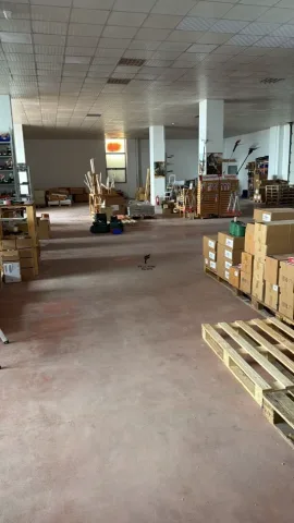 Tirane, jepet me qera magazine Kati 0, 1.000 m² 4.000 € (KASHAR)