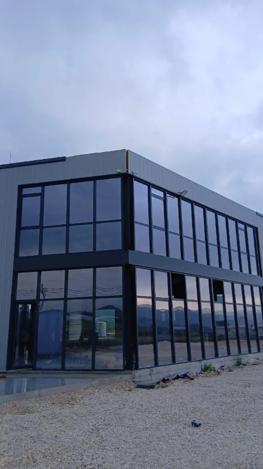 Tirane, jepet me qera magazine , 1.300 m² 4.200 € (KOMBINAT)