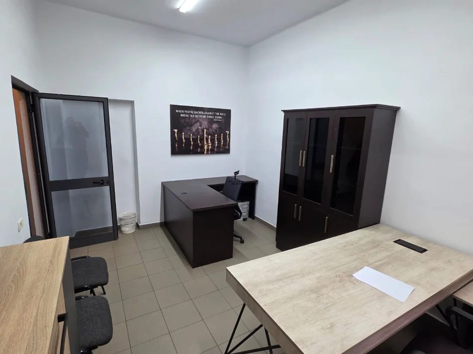 Tirane, jepet me qera Kati 0, 24 m² 700 € (BULEVARDI BAJRAM CURRI)