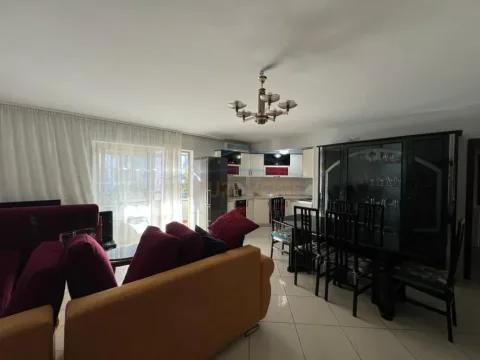 Tirane, jepet me qera apartament 3+1+Ballkon Kati 5, 115 m² 800 € (Bllok)