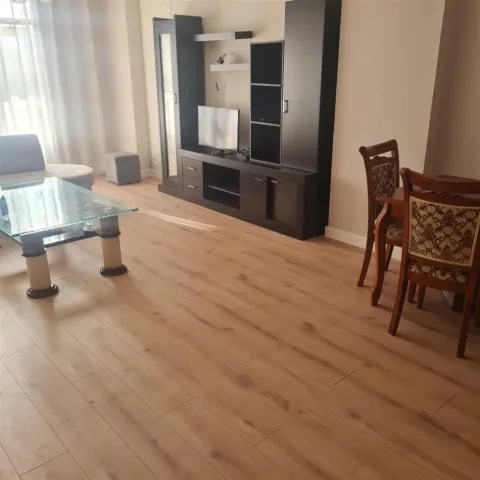 Tirane, jepet me qera apartament 1+1+Ballkon Kati 5, 65 m² 500 € (RRUGA E DIBRES)