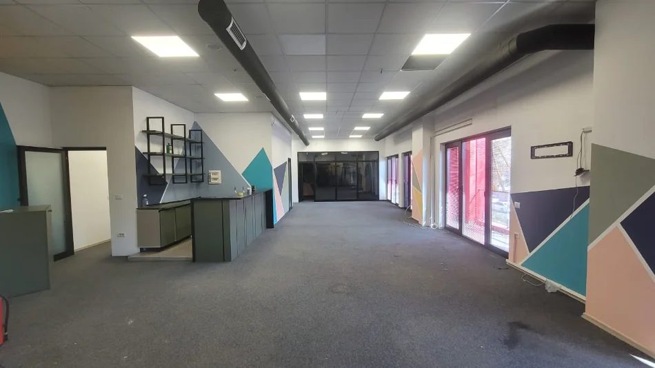 Tirane, jepet me qera zyre Kati 1, 192 m² 2.100 € (FARMACIA 10)
