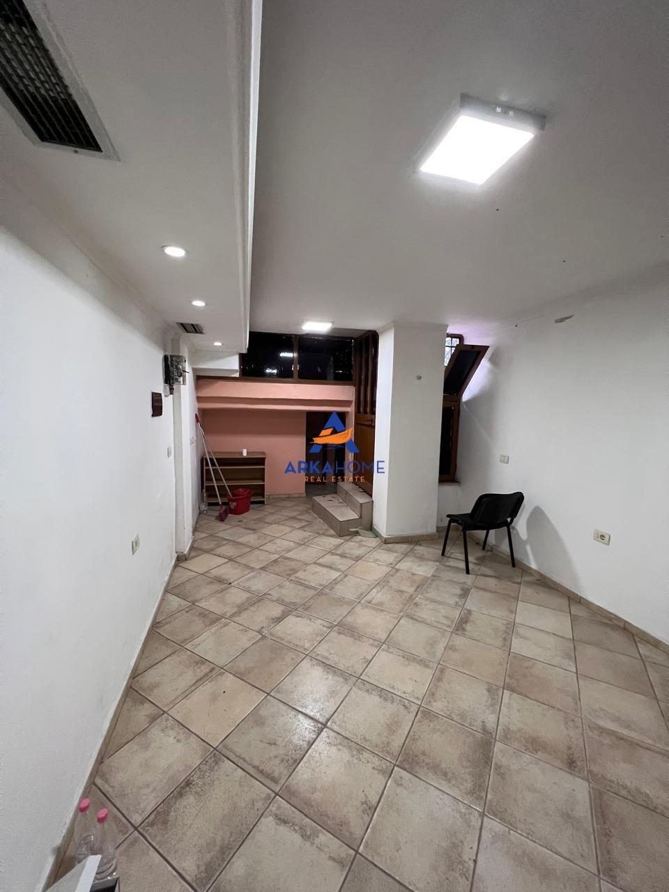 JEPET DYQAN ME QERA 25M2 "RRUGA BARDHYL" 30000 LEKE