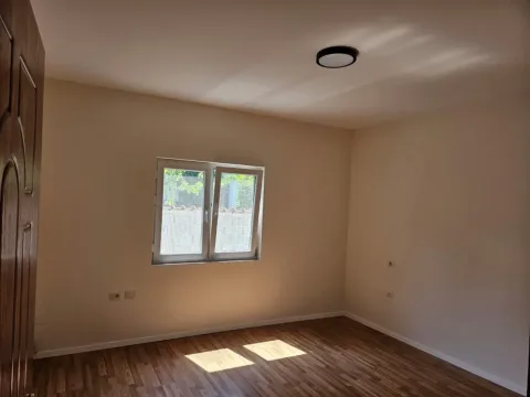 Tirane, jepet me qera apartament 2+1 Kati 3, 110 m² 550 € (Laprakë)