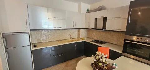 Durres, ofroj JEPET ME QERA – 2+1 NË DURRËS PLAZH Durrës Plazh Pamje nga deti Apartament 2+1 I 500 €