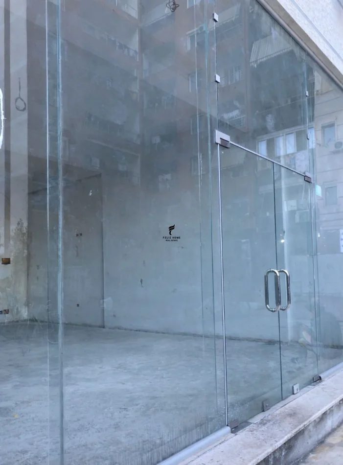Tirane, shitet dyqan Kati 0, 110 m² 140.000 € (YZBERISHT)