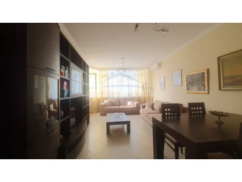 Shqiperi, jepet me qera apartament 2+1+2 Kati 3, 121 m² 800 € (Komuna e Parisit)
