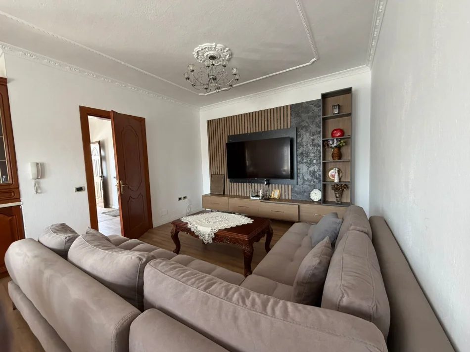 Tirane, jepet me qera Vile 2+1+Ballkon Kati 2, 120 m² 550 € (Sauk/Rr.Hajredin Kumbaro)