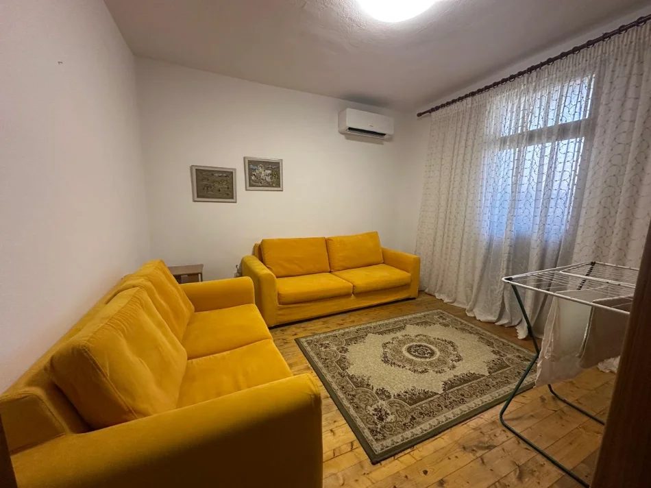 Tirane, jepet me qera Vile 2+1 Kati 1, 100 m² 500 € (Xhamlliku)