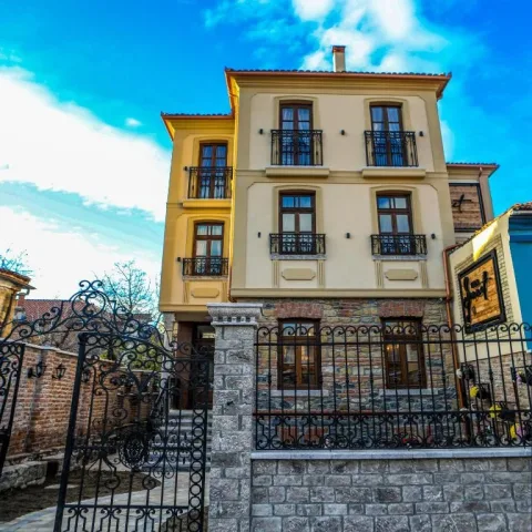 OFROJME AKOMODIM NE NJE NGA HOTELET ME MIKPRITESE DHE TE REHATSHEM NE KORCE, VILA SONNET