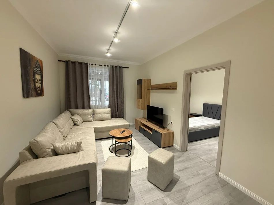 Tirane, jepet me qera apartament 2+1 Kati 1, 80 m² 850 € (BLLOK)