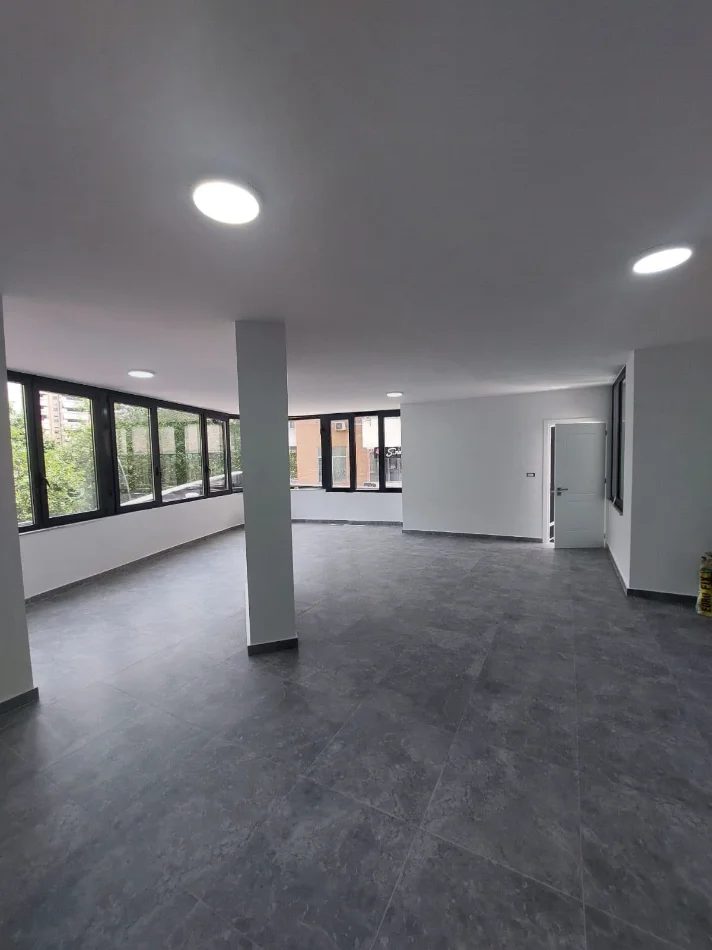 Tirane, jepet me qera zyre Kati 1, 150 m² 1.000 € (PALLATI ME SHIGJETA)