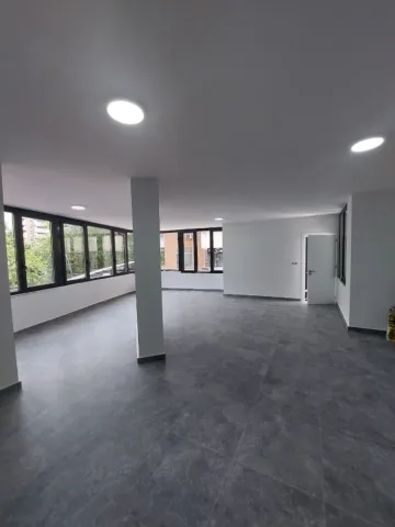 Tirane, jepet me qera zyre Kati 1, 150 m² 1.000 € (PALLATI ME SHIGJETA)