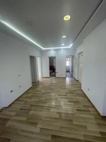 Tirane, jepet me qera zyre Kati 4, 75 m² 700 € (RRUGA ABDYL FRASHERI)