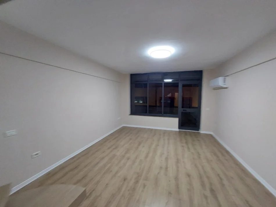 Tirane, jepet me qera ambjent biznesi Kati 3, 125 m² 1.000 € (Qender, Sheshi Skenderbej)