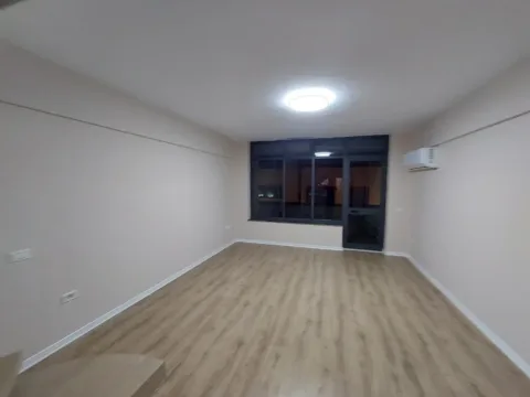Tirane, jepet me qera ambjent biznesi Kati 3, 125 m² 1.000 € (Qender, Sheshi Skenderbej)