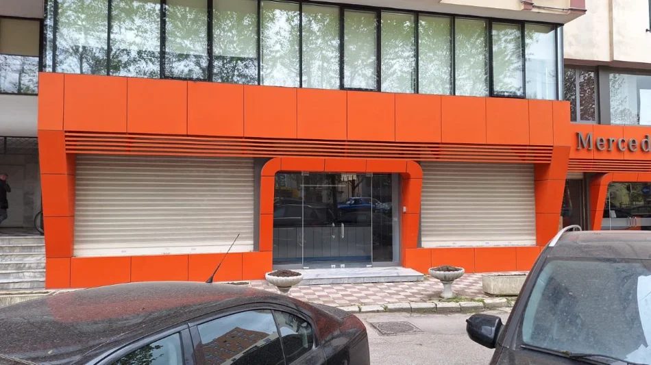 Tirane, jepet me qera dyqan Kati 0, 200 m² 3.000 € (LAPRAKE)