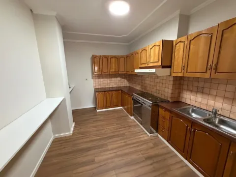Tirane, jap me qera 1.800 €