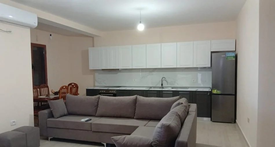 Tirane, jepet me qera apartament 2+1 Kati 1, 95 m² 500 € (Laprakë)