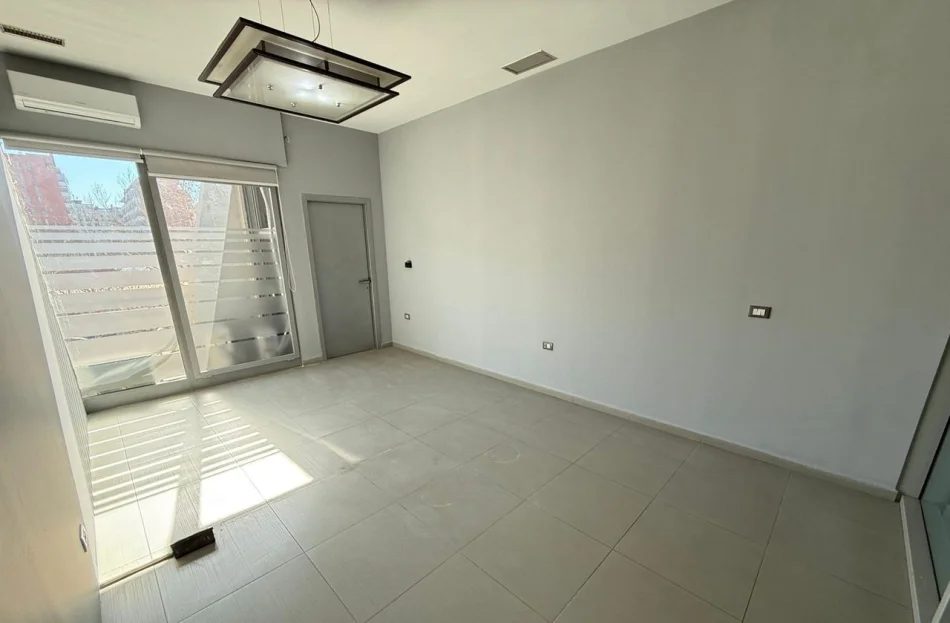Tirane, shitet ambjent biznesi Kati 2, 253 m² 590.000 € (Rruga E Kavajes)