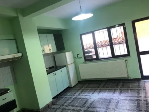 Tirane, jepet me qera zyre Kati 1, 121 m² 650 € (21 DHJETORI)