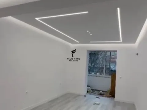 Tirane, jepet me qera zyre Kati 1, 80 m² 1.000 € (RRUGA E BARRIKADAVE)