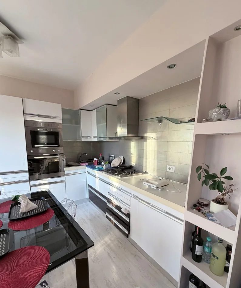 Tirane, jepet me qera apartament 1+1 Kati 8, 78 m² 550 € (Materniteti i Ri)