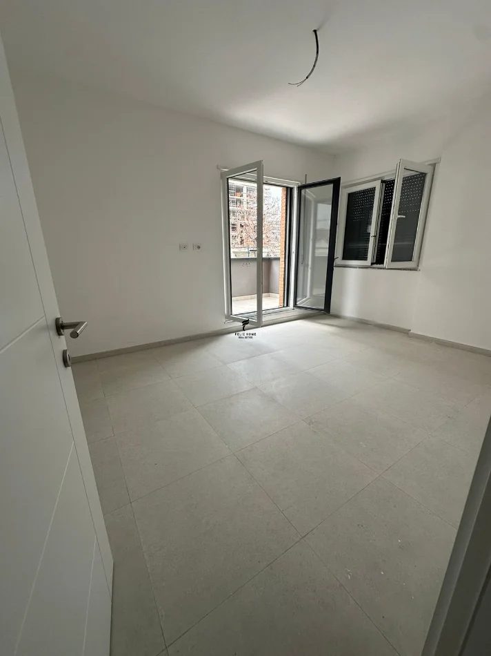 Tirane, jepet me qera zyre Kati 1, 120 m² 600 € (BULEVARDI I RI)