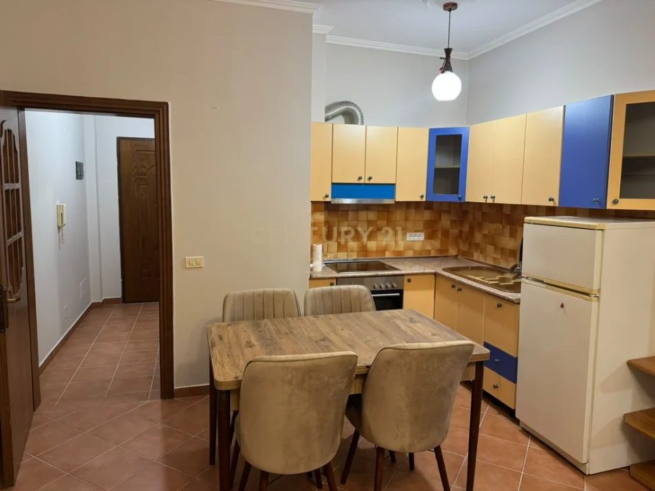 Tirane, jepet me qera apartament 1+1 Kati 2, 75 m² 540 € (kINOSTUDIO)