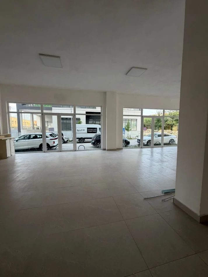 Tirane, jepet me qera ambjent biznesi Kati 0, 1.800 m² 1.800 € (Rruga 5 Maji)