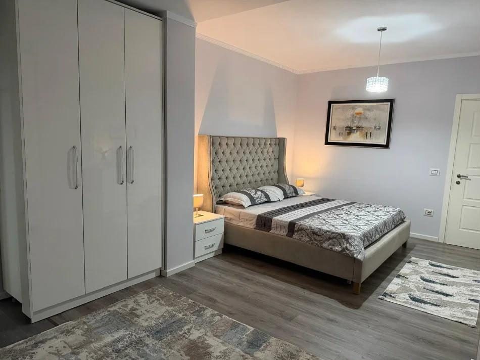 🏡 JEPET ME QIRA | 2+1+2 – PRANË KOPSHTIT ZOOLOGJIK