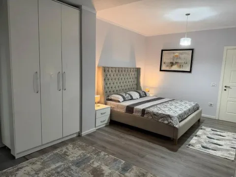 🏡 JEPET ME QIRA | 2+1+2 – PRANË KOPSHTIT ZOOLOGJIK