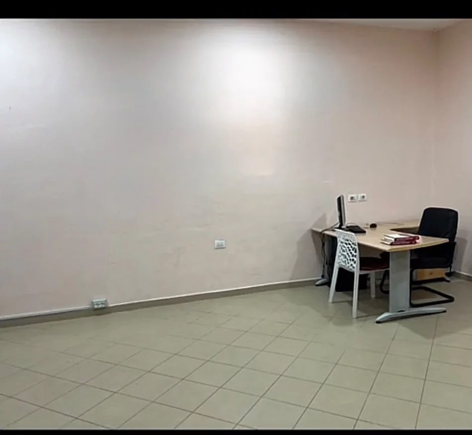 Tirane, shitet dyqan Kati 0, 33 m² 108.000 € (komuna e parisit)