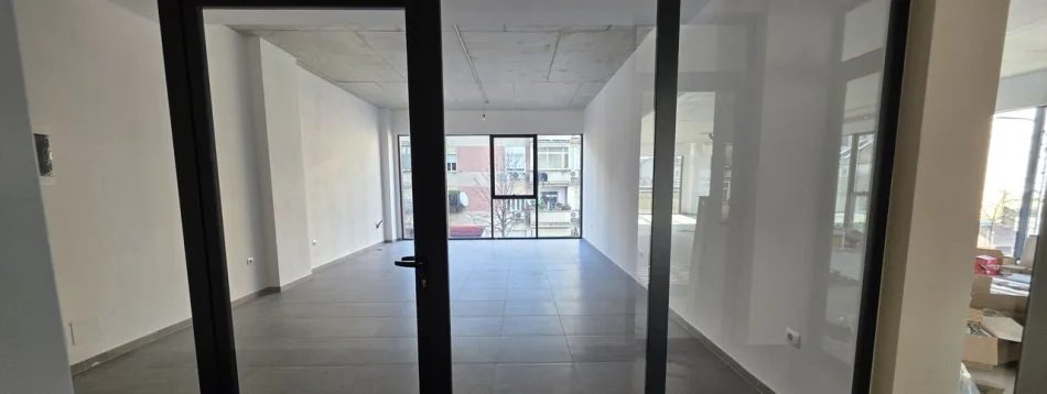 Tirane, jepet me qera ambjent biznesi Kati 1, 61 m² 1.000 € (Rruga e Barrikadave)