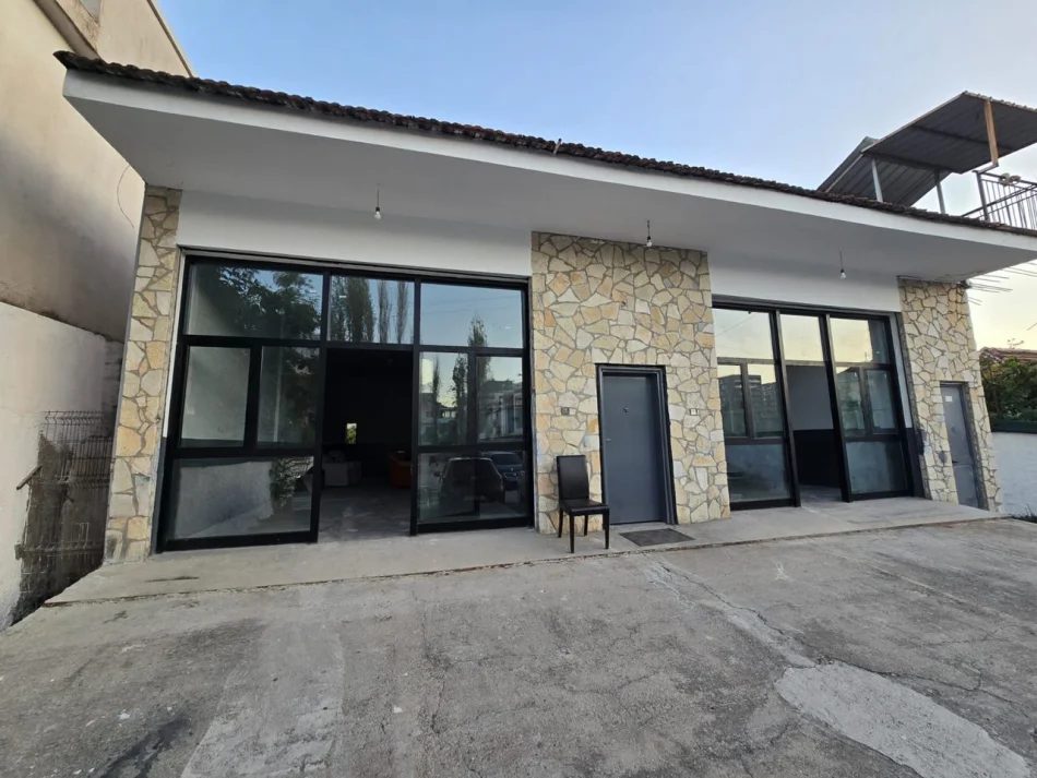 Tirane, jepet me qera ambjent biznesi 740 m² 1200 € (Rruga Halil Malaj)