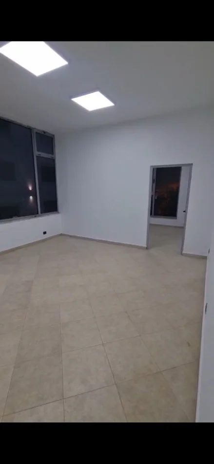 Tirane, jepet me qera zyre Kati 1, 80 m² 800 € (MYSLYM SHYRI)