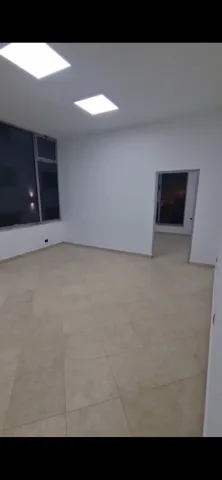 Tirane, jepet me qera zyre Kati 1, 80 m² 800 € (MYSLYM SHYRI)
