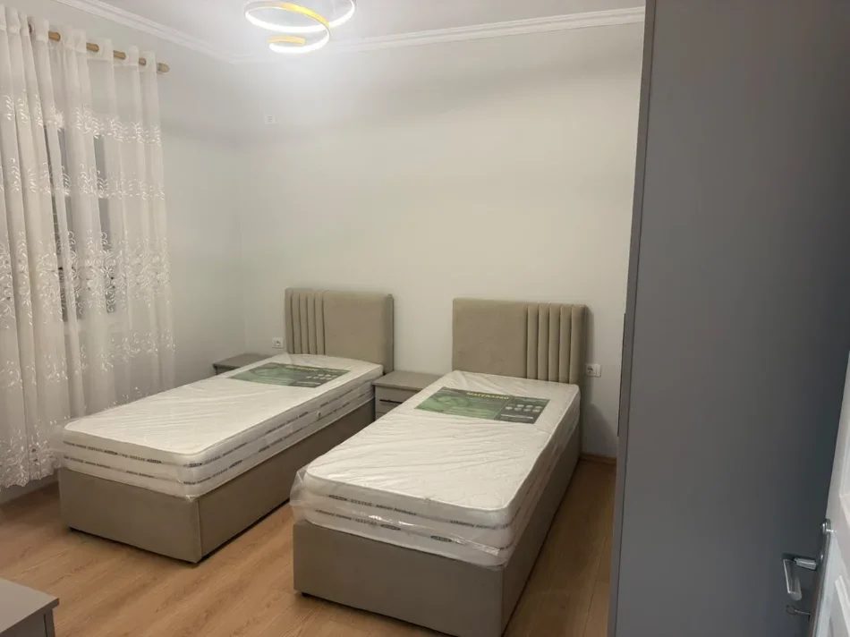 Tirane, Jepet me Qera Banesë 1+1,Mobiluar, Çmimi 40.000 Lekë të Reja, në Porcelan ,Tiranë