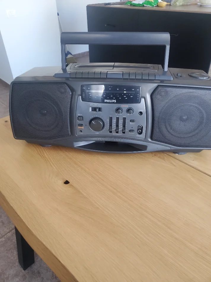 Tirane, shes Magnetofon Autoriverse dopio kasete,radio,amplifike