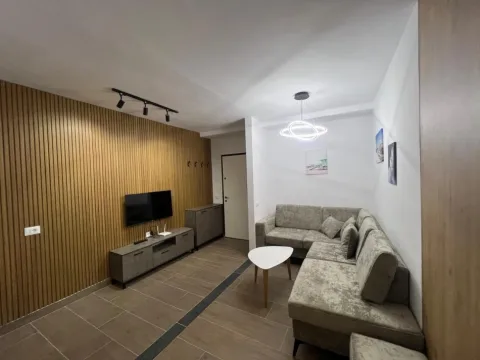 Tirane, jepet me qera apartament 1+1+Ballkon Kati 3, 65 m² 500 € (SELITE)