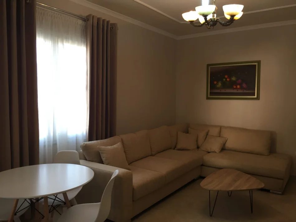 Tirane, jepet me qera apartament 1+1 Kati 4, 67 m² 450 € (FRESK)