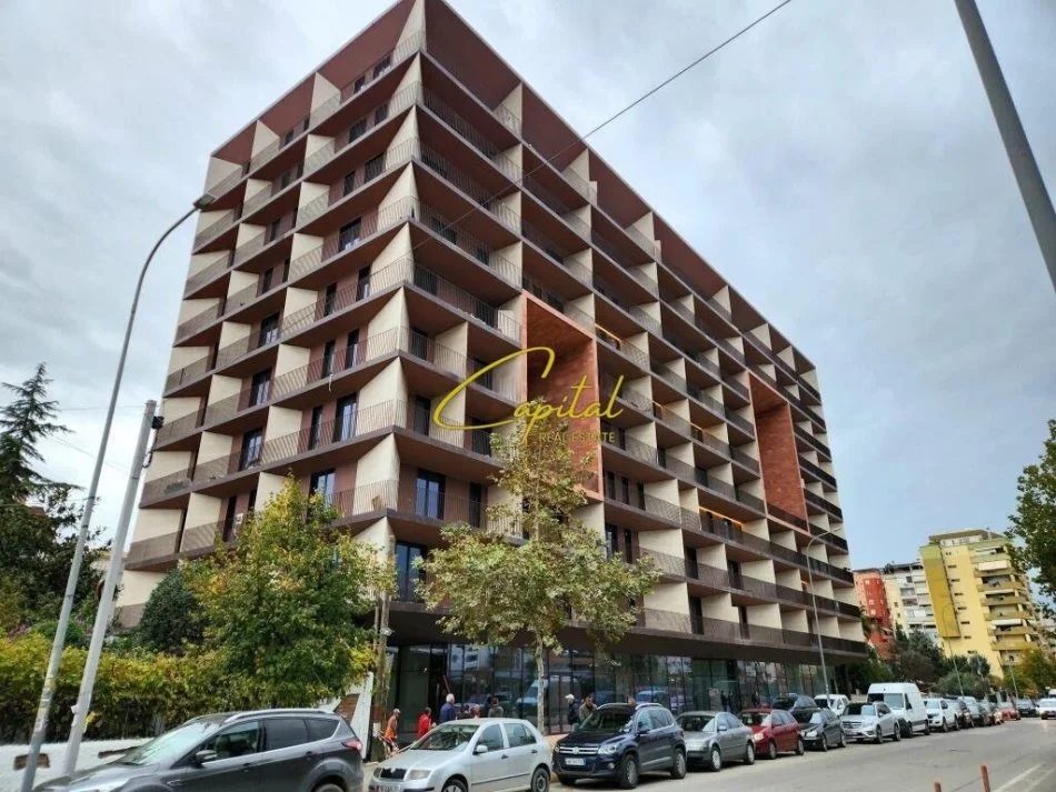 Tirane, jepet me qera zyre Kati 4, 110 m² 1.500 € (KOMUNA E PARISIT)